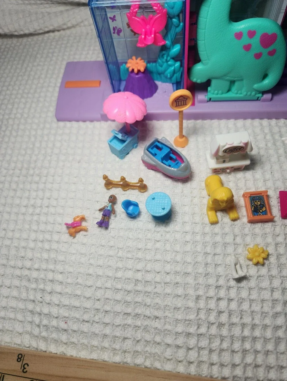POLLY POCKET™ STARRING SHANI™ POLLYVILLE™ MIGHTY MUSEUM™ Playset Includes 17 Pcs
